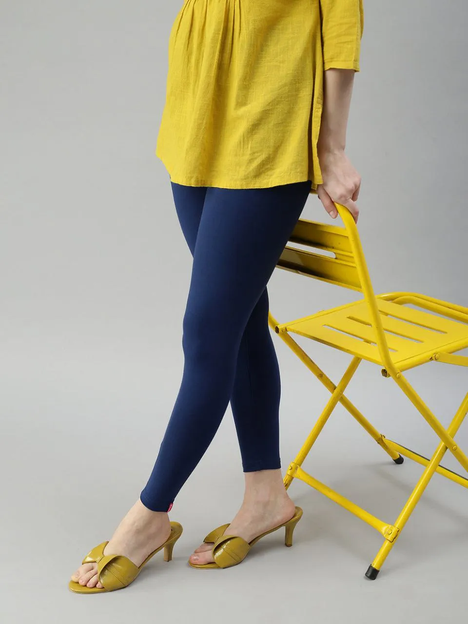 Appealing Indigo Colored Stretchable Cotton Fabric Leggings For Women